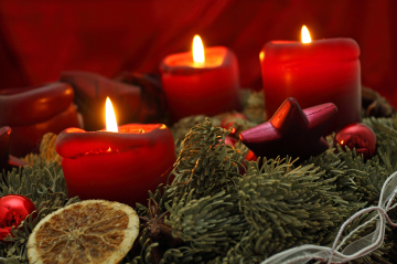 Adventkranz und 3 Kerzen brennen. 